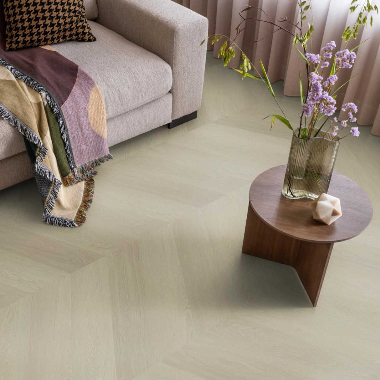 Woonkamer met grijze PVC vloer in Hongaarse punt patroon