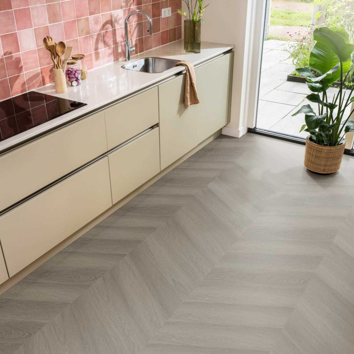 Stijlvolle keuken met donkere Hongaarse puntvloer van Ambiant in kleur Brown