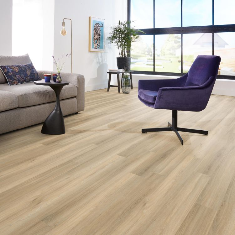 Woonkamer met lichte uitstraling dankzij Ambiant Avanto beige vloer in beige