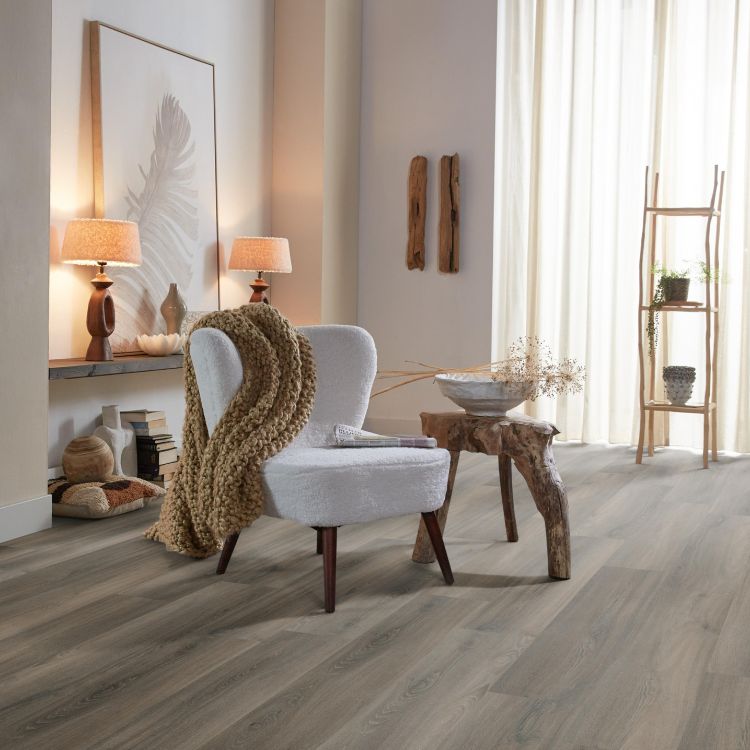 Zithoek met Warme uitstraling dankzij Ambiant Avanto dark grey vloer in donker grijs