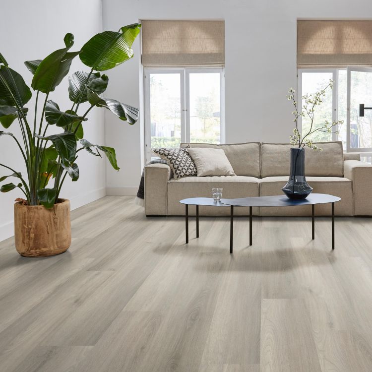 Woonkamer met lichte uitstraling dankzij Ambiant Avanto light grey vloer in licht grijs