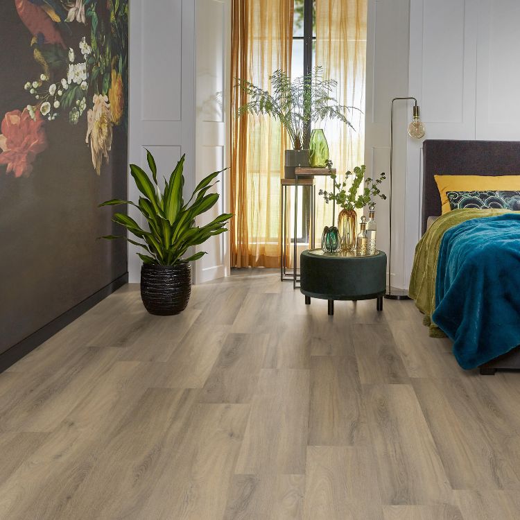 Slaapkamer met zachte uitstraling dankzij Ambiant Avanto Smoky vloer in donker eiken