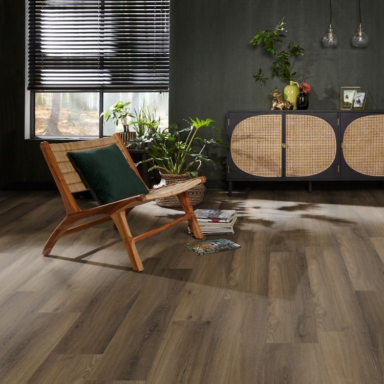 Zithoek met warme uitstraling dankzij Ambiant Avanto warm brown vloer in warm bruin