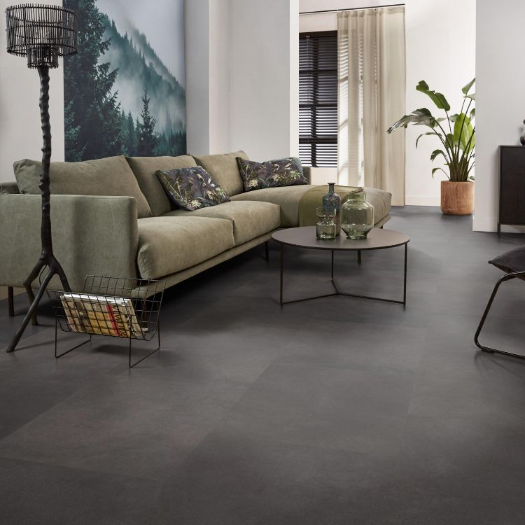Woonkamer met warme uitstraling dankzij Ambiant Baroso dryback anthracite vloer in anthracite