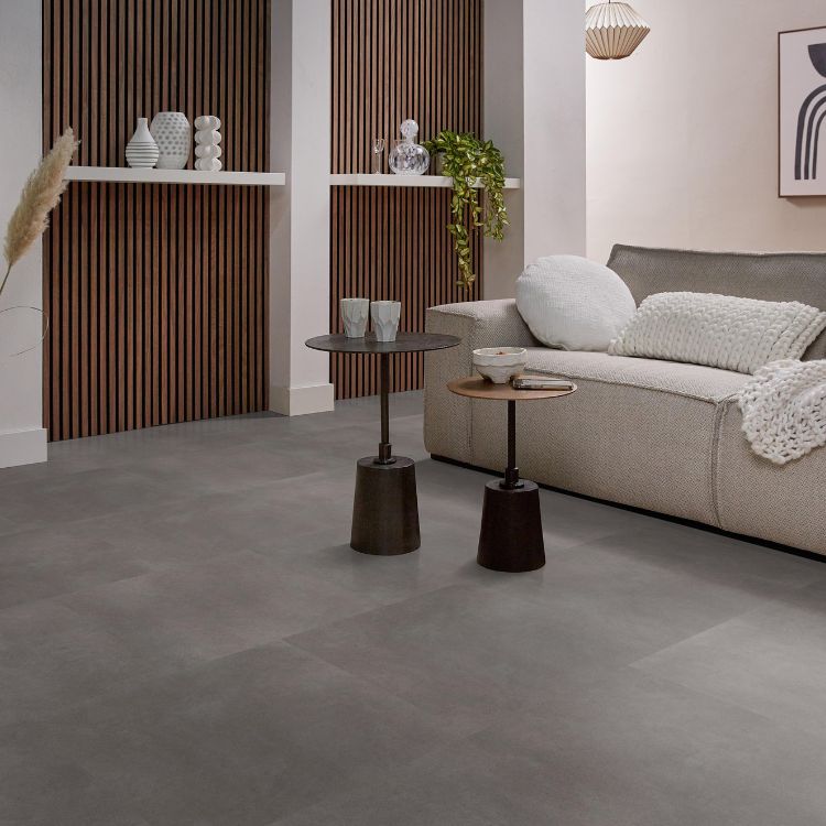 Woonkamer met warme uitstraling dankzij Ambiant Baroso dryback grey vloer in grijs