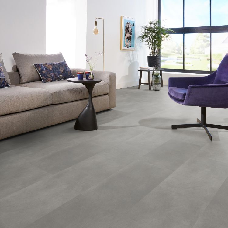 Woonkamer met lichte uitstraling dankzij Ambiant Baroso dryback light grey vloer in licht grijs