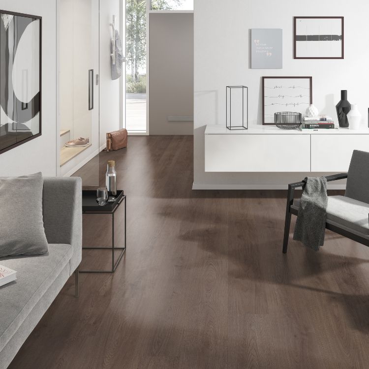 Woonkamer met moderne uitstraling dankzij Belakos Monastro 900 vloer in donker eiken