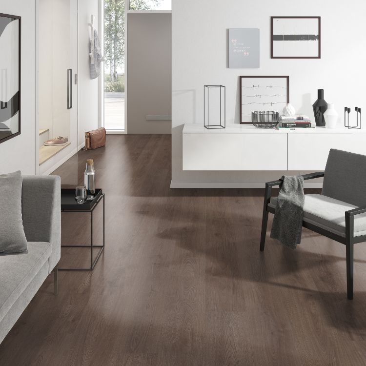 Woonkamer met Moderne uitstraling dankzij Belakos Monastro 900 Rigid Click vloer in Donker Eiken