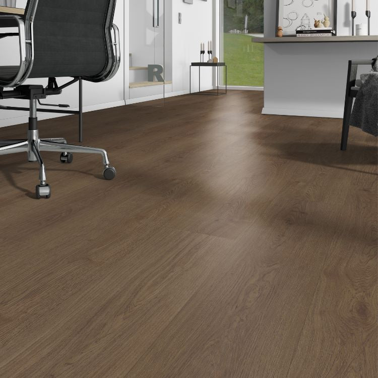 Woonkamer met warme uitstraling dankzij Belakos Monastro 910 vloer in warm eiken