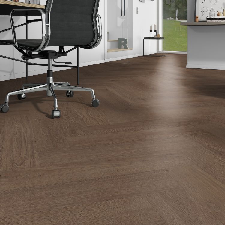 Kantoor met moderne uitstraling dankzij Belakos Monastro Visgraat XL 91 vloer in warm eiken