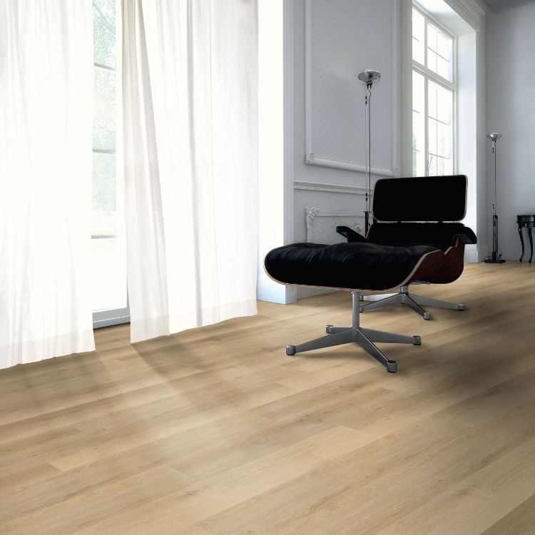 Zithoek met ruime uitstraling dankzij Belakos Rustico 20 vloer in donker eiken