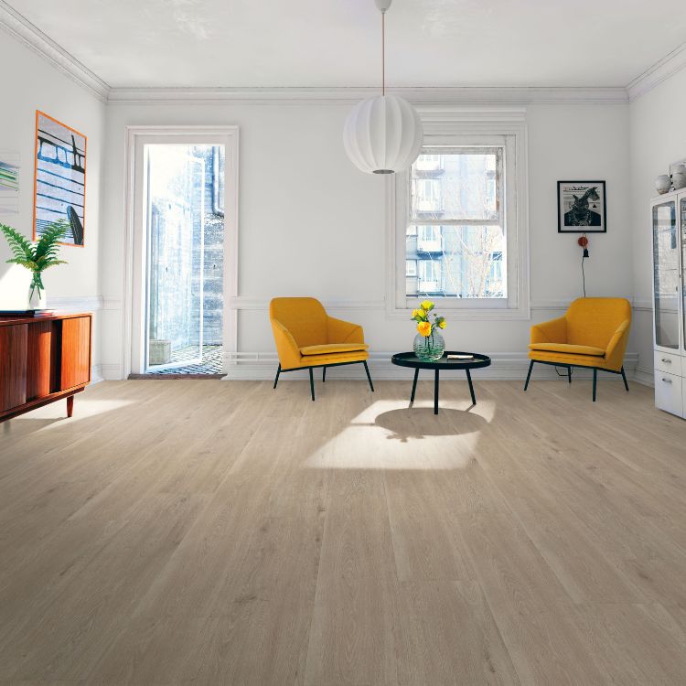 Woonkamer met lichte uitstraling dankzij Belakos Rustico 60 vloer in licht grijs