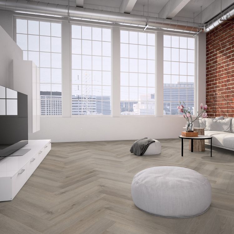 Woonkamer met moderne uitstraling dankzij Belakos Rustico Visgraat 10 vloer in warm grijs