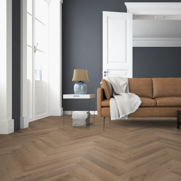 Woonkamer met warme uitstraling dankzij Belakos Rustico Visgraat 30 vloer in Donker eiken