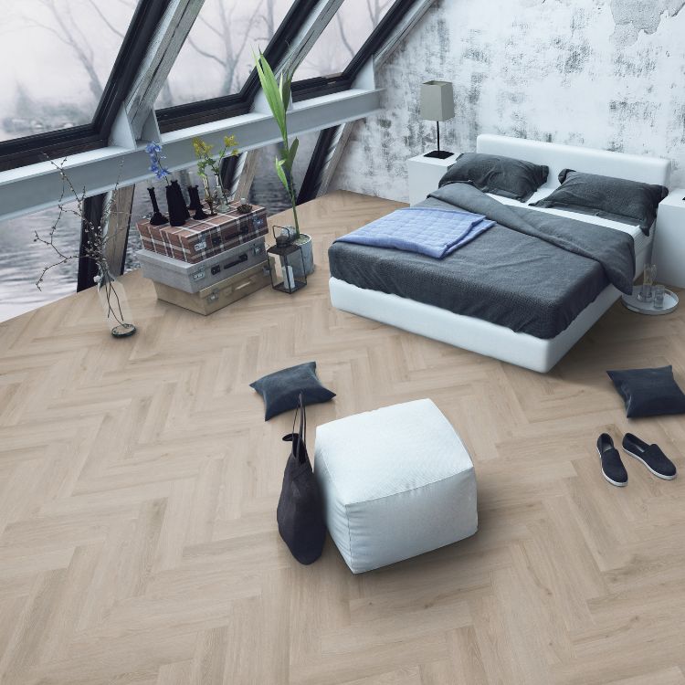 Slaapkamer met open uitstraling dankzij Belakos Rustico Visgraat 40 vloer in warm grijs