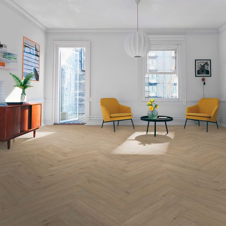 Woonkamer met lichte uitstraling dankzij Belakos Rustico visgraat 50 vloer in naturel eiken