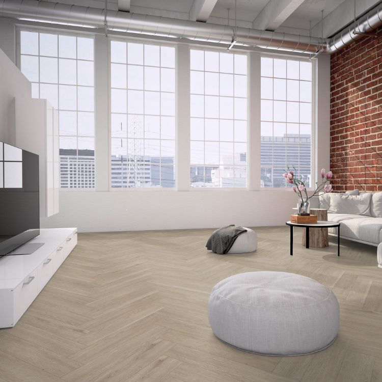 Woonkamer met open uitstraling dankzij Belakos Rustico Visgraat 60 vloer in warm grijs