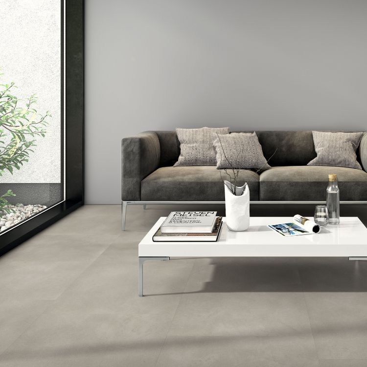 Zithoek met moderne uitstraling dankzij Belakos Touchstone 10 vloer in licht grijs