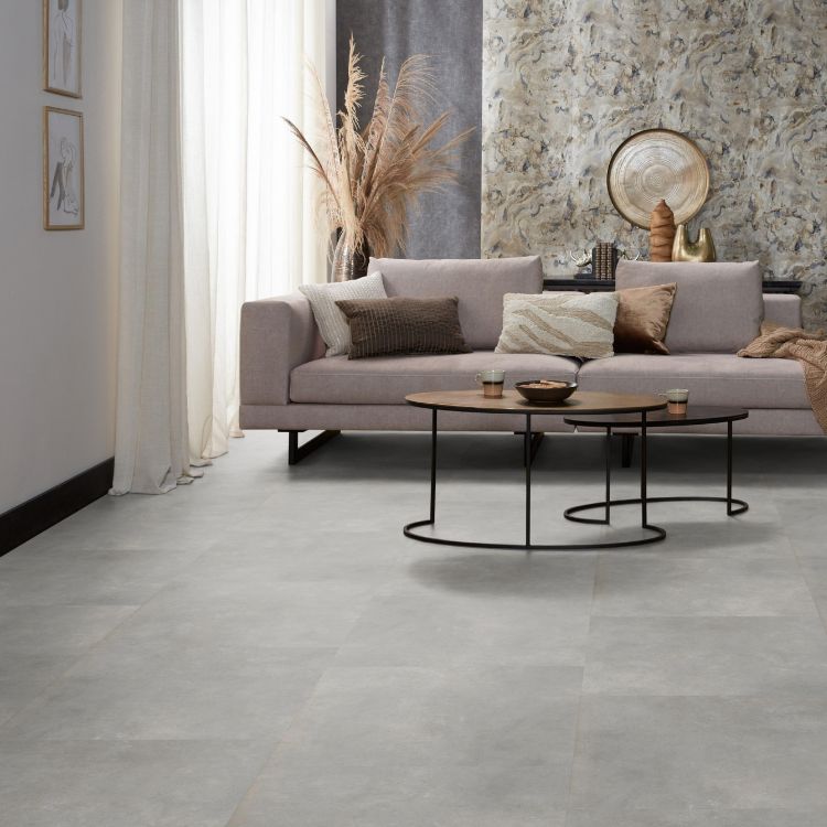 Woonkamer met moderne uitstraling dankzij Ambiant ceramo dyback light grey vloer in licht grijs