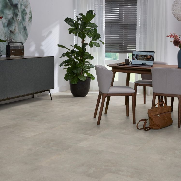 Woonkamer met lichte uitstraling dankzij Ambiant ceramo dryback beige vloer in beige