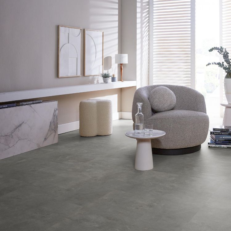 Zithoek met lichte uitstraling dankzij Ambiant Ceramo dryback grey vloer in grijs