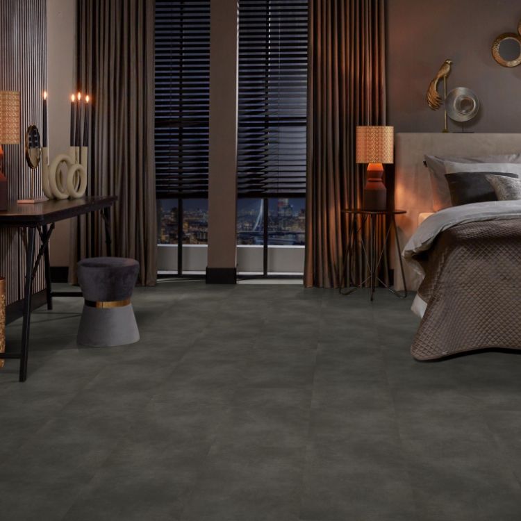 Slaapkamer met donkere uitstraling dankzij Ambiant concrete anthracite vloer in anthracite