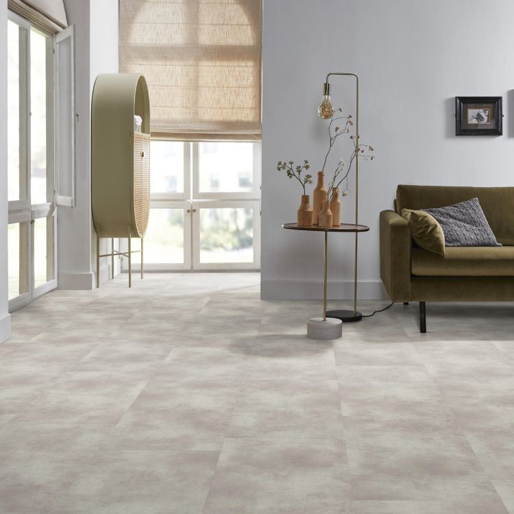 Woonkamer met lichte uitstraling dankzij Ambiant Concret Off grey vloer in licht grijs