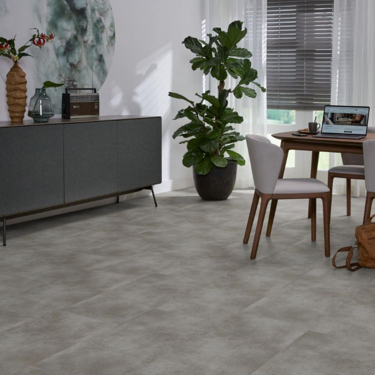 Woonkamer met rustige uitstraling dankzij Ambiant concrete blue grey vloer in warm grijs