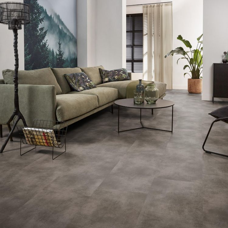 Woonkamer met donkere uitstraling dankzij Ambiant Concrete mid grey vloer in grijs