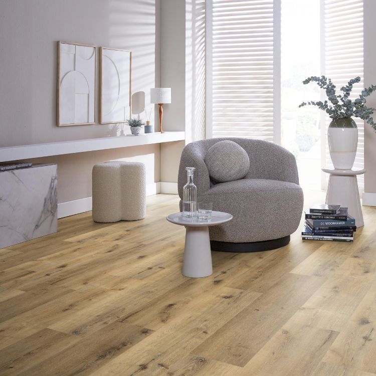 Zithoek met warme uitstraling dankzij Ambiant Essenzo dryback dark oak vloer in donker eiken