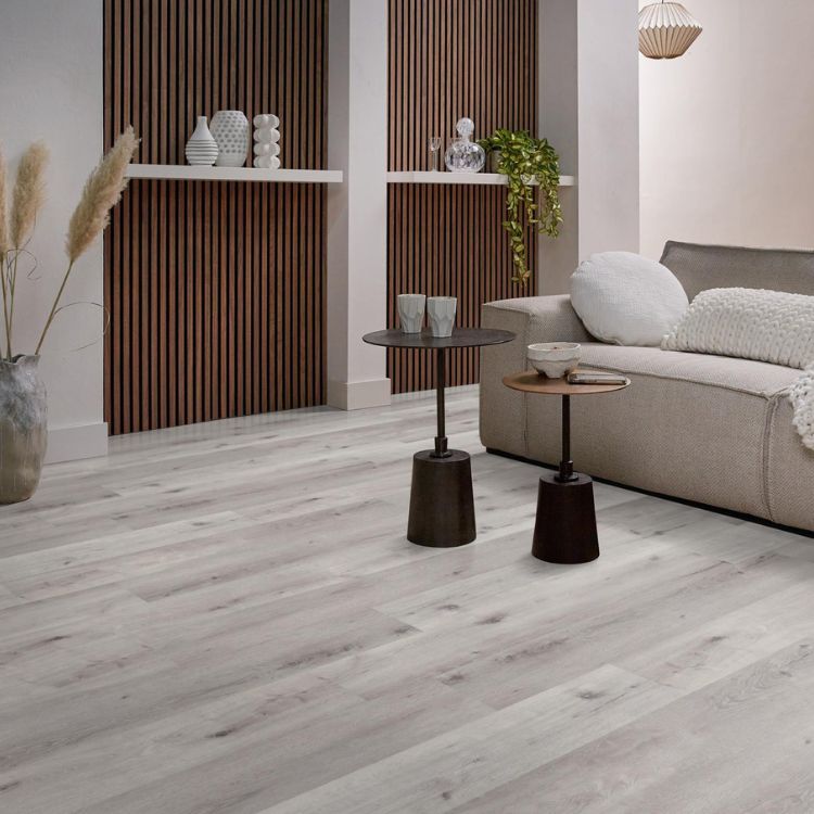 Woonkamer met lichte uitstraling dankzij Ambiant Essenzo dryback light grey vloer in licht grijs