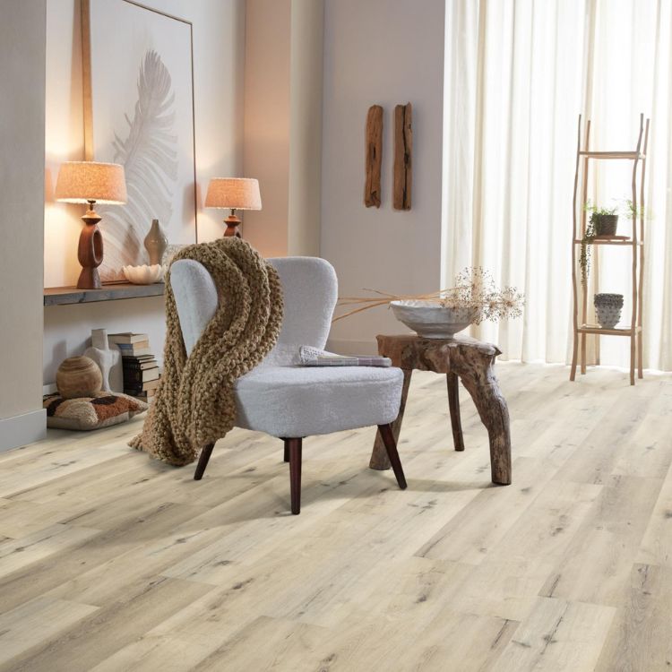 Zithoek met lichte uitstraling dankzij Ambiant Essenzo Dryback light oak vloer in licht eiken