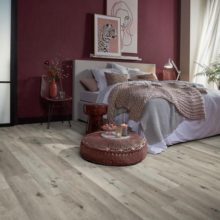 Slaapkamer met warme uitstraling dankzij Ambiant Essenzo dryback Smoky vloer in warm grijs