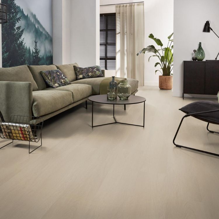 Zithoek met natuurlijke uitstraling dankzij Ambiant Estino Dryback Beige vloer in beige