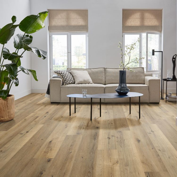 Woonkamer met huiselijke uitstraling dankzij Ambiant Estino Dryback Dark Oak vloer in donker eiken