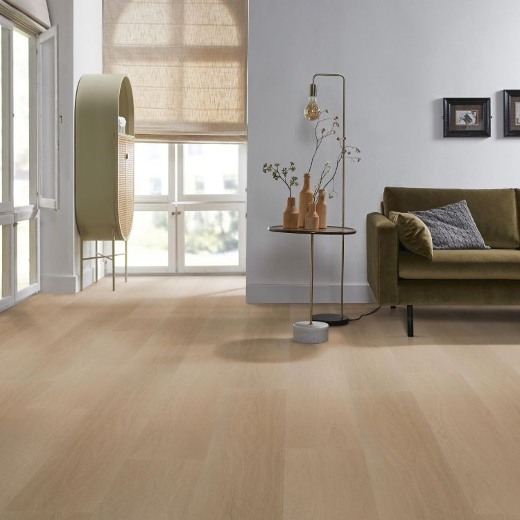 Woonkamer met natuurlijke uitstraling dankzij Ambiant Estino Dryback Natural Oak vloer in naturel eiken