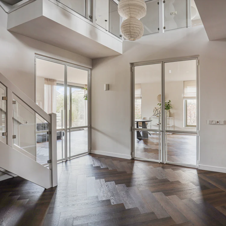 Hal met een rustige uitstraling dankzij de Hebeta Cayenne Visgraat XL - Eiken rustiek goud bruin - 15,3 cm x 76,5 cm vloer in bruin eiken.