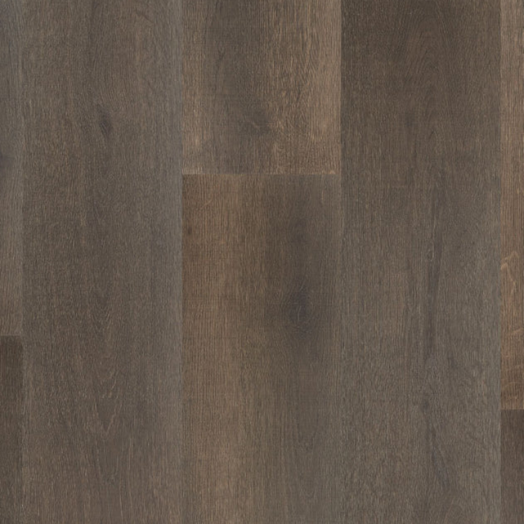 Topview van Hebeta Cayenne XL Plank - Eiken rustiek goud bruin - 23,6 cm x 152 cm vloer in donkerbruin eiken met rechte strook motief.