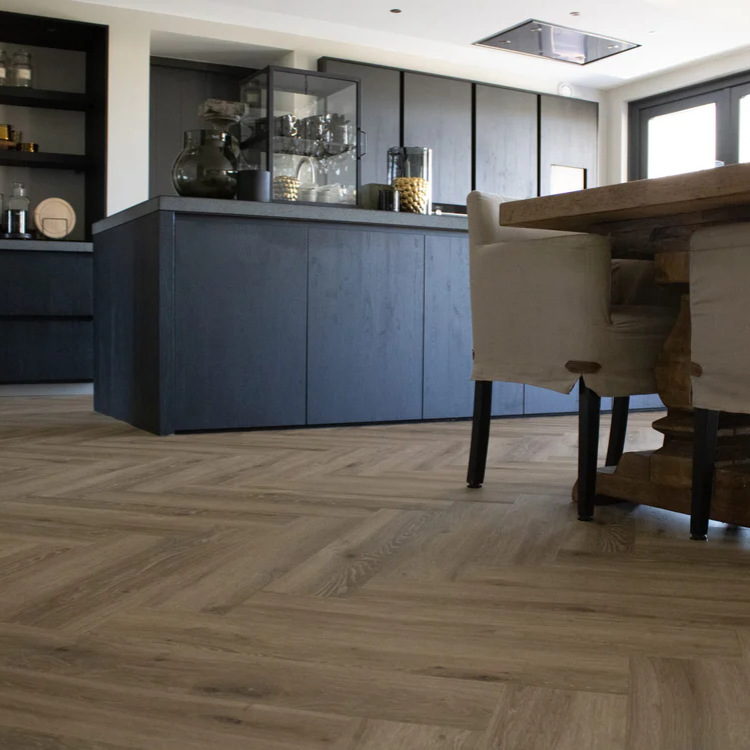 Keuken met een luxe uitstraling dankzij de Hebeta Chamonix Visgraat XL - Rustiek eiken gerookt - 15,3 cm x 76,5 cm vloer in gerookt eiken.