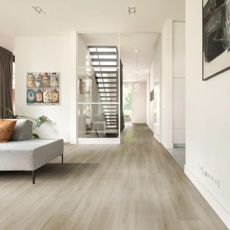 Woonkamer met een tijdloze uitstraling dankzij de Hebeta Chamonix XL Plank - Eiken rustiek naturel - 25 cm x 153 cm vloer in naturel eiken.