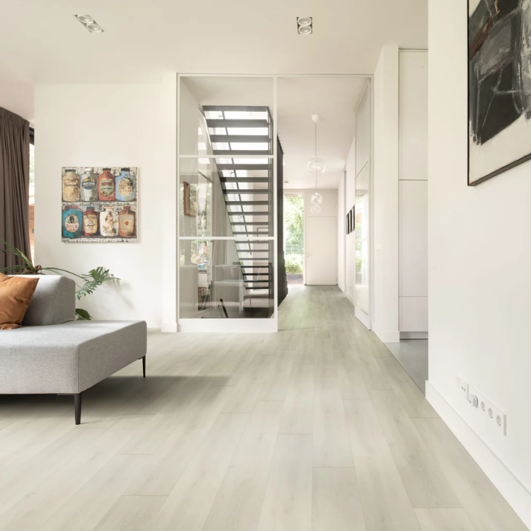 Woonkamer met een tijdloze uitstraling dankzij de Hebeta Chamonix XL Plank - Eiken wit - 25 cm x 153 cm vloer in wit eiken.