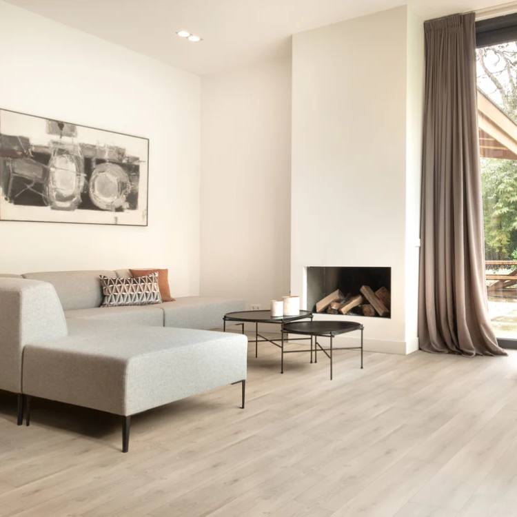 Woonkamer met eeen relaxte uitstraling dankzij de Hebeta Chamonix XL Plank - Rustiek eiken licht bruin - 25 cm x 153 cm vloer in licht bruin eiken.