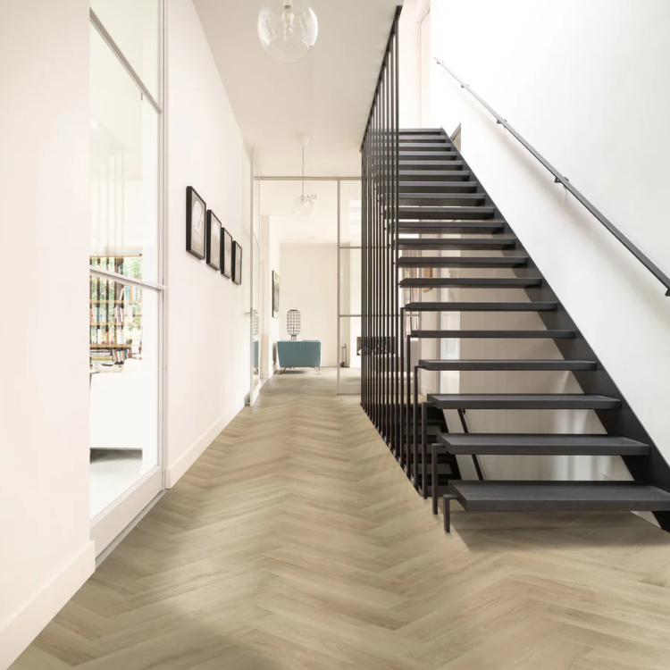 Een gang met moderne uitstraling dankzij de Hebeta Charente Visgraat XL - Eiken naturel - 11,9 cm x 59,5 cm vloer in naturel eiken.