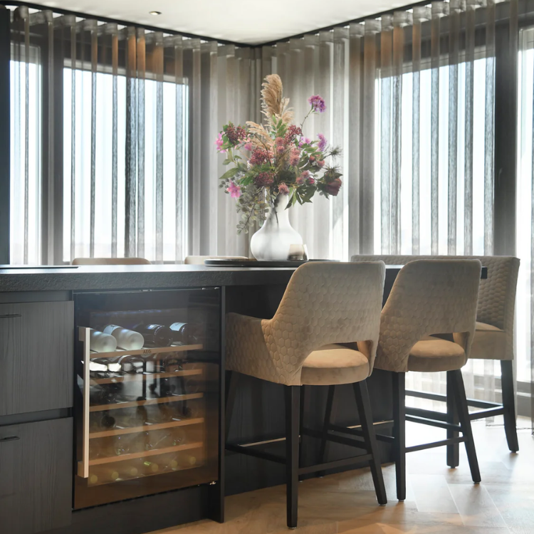 Bar met een nette uitstraling dankzij de Hebeta Charente Visgraat XL - Naturel licht eiken - 15,3 cm x 61,2 cm vloer in licht naturel eiken.