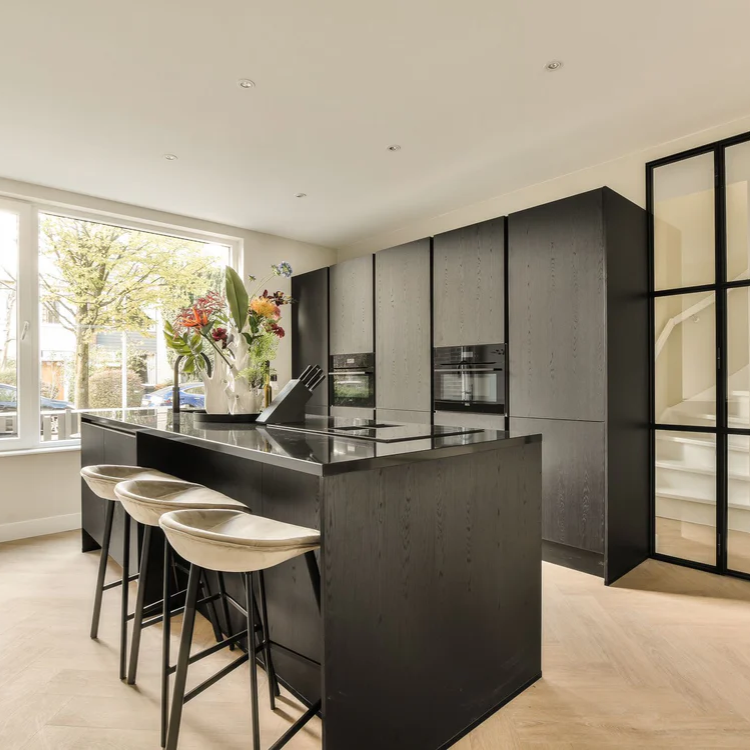 Keuken met een moderne uitstraling dankzij de Hebeta Charente Visgraat XL - Naturel licht eiken - 15,3 cm x 76,5 cm vloer in licht naturel eiken.