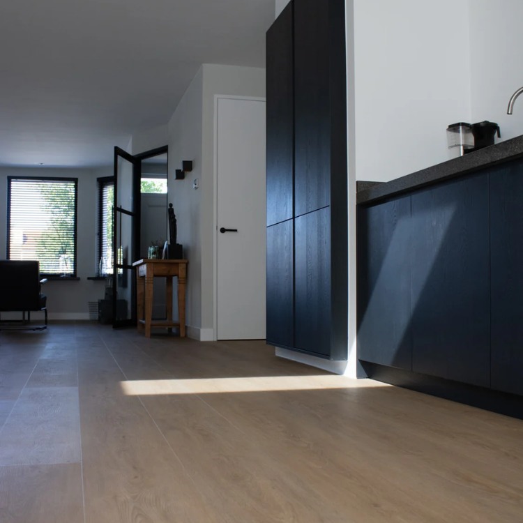 Keuken met een moderne uitstraling dankzij de Hebeta Charente XL Plank - Eiken naturel - 25 cm x 153 cm vloer in licht eiken.