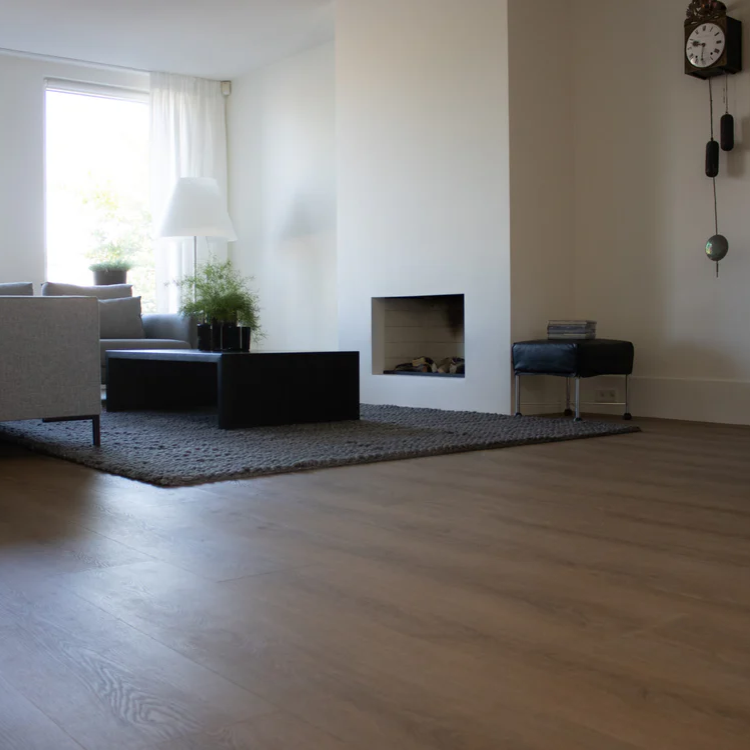 Woonkamer met een nette uitstraling dankzij de Hebeta Charente XL Plank - Naturel licht eiken - 25 cm x 153 cm vloer in licht eiken.