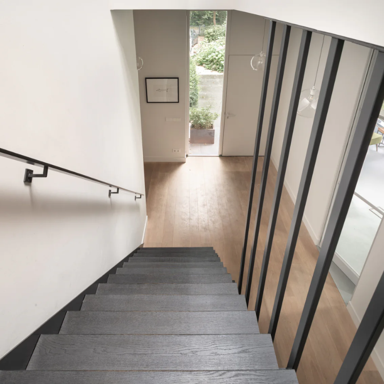 Gang met een moderne uitstraling dankzij de Hebeta Charente XL Plank 5461 - Eiken bruin - 25 cm x 153 cm vloer in eiken bruin.