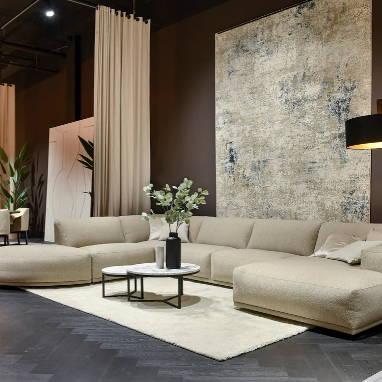 Woonkamer met een chique uitstraling dankzij de Hebeta Largo Visgraat XL - Eiken zwart - 15,3 cm x 76,5 cm vloer in donkergrijs.