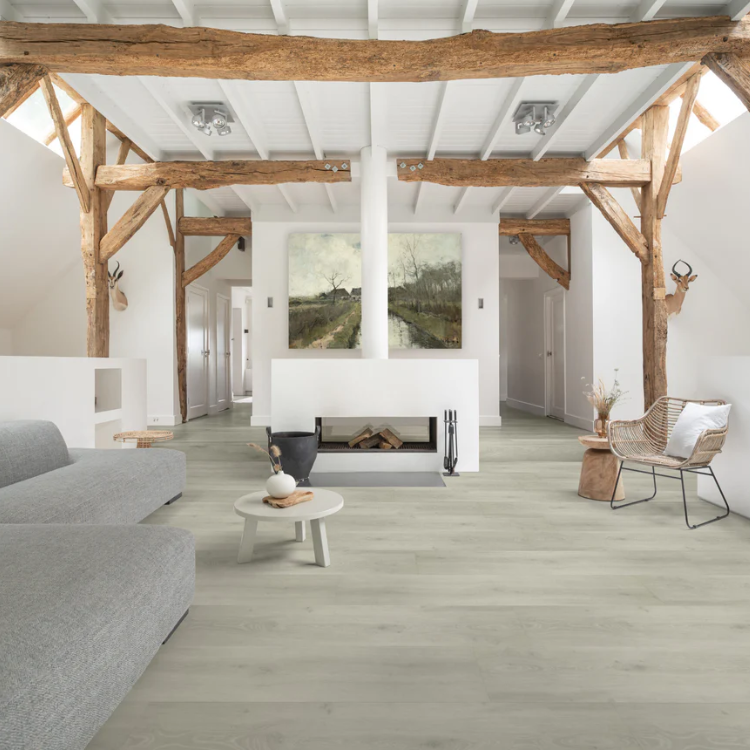 Woonkamer met een rustige uitstraling dankzij Hebeta Largo XXL Plank - Grijs eiken robuust - 30,5 cm x 152,5 cm vloer in naturel eiken.